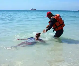 homem submergido